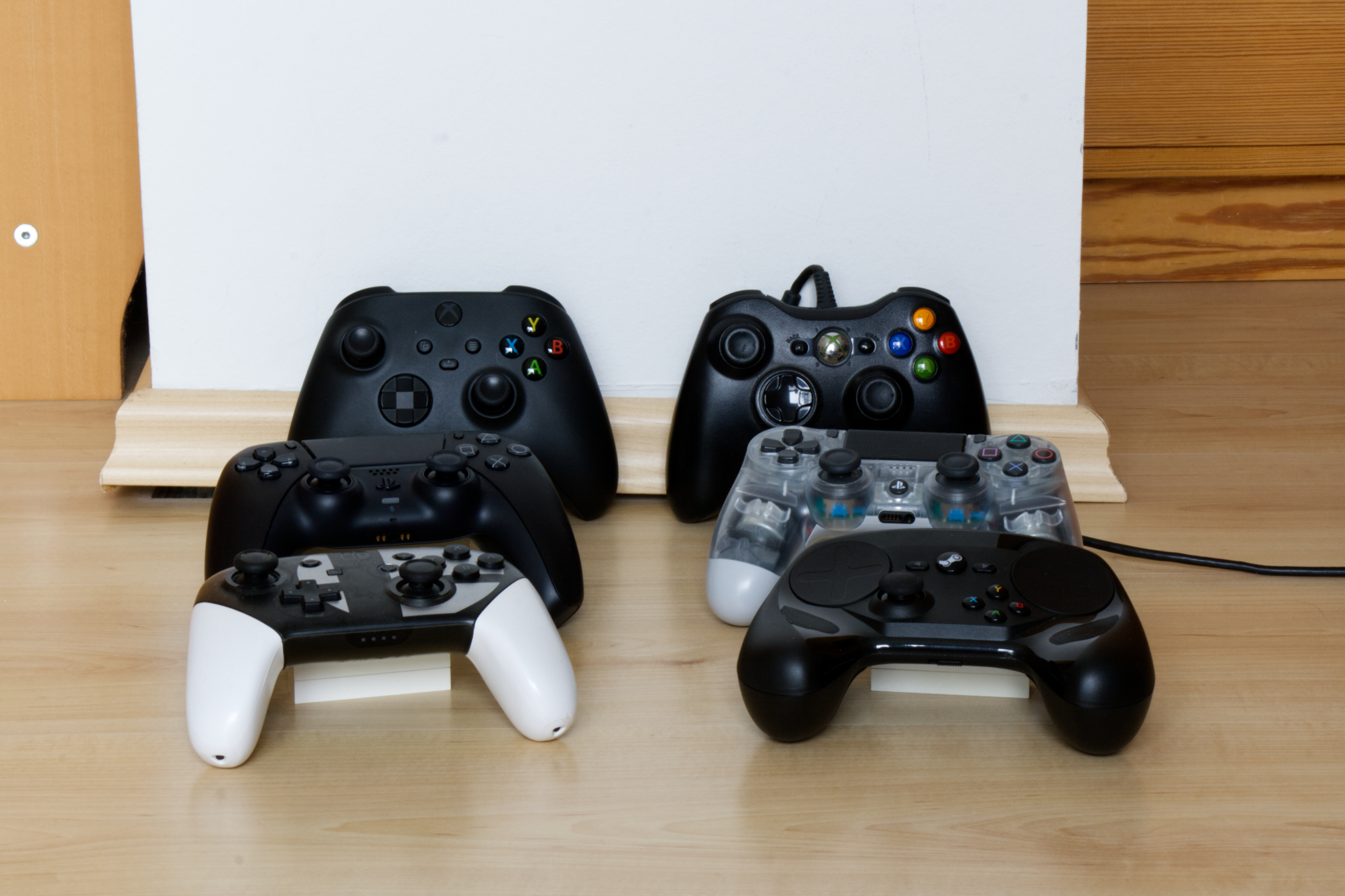 **Figure 5:** All controllers in this image have been tested. In the first row are a Switch Pro Controller and the Valve Controller of the Steam Link, in the second row a DualSense and a Dualshock for the Playstation 5 and 4 and in the last row are an X Box One Controller and an X Box 360 Controller.